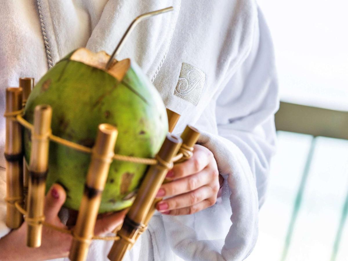 Fairmont Rio De Janeiro Copacabana المظهر الخارجي الصورة A coconut being held in a bamboo holder