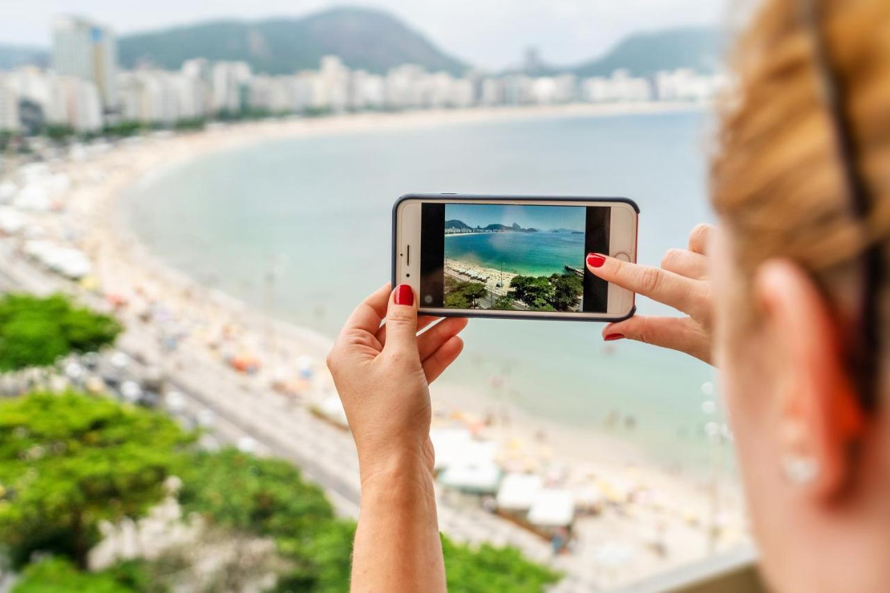 Fairmont Rio De Janeiro Copacabana المظهر الخارجي الصورة A woman taking a photo with a smartphone