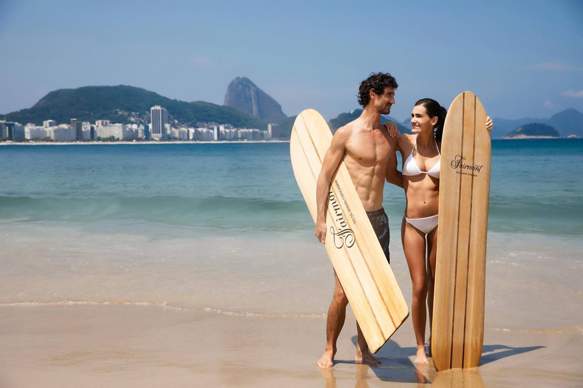 Fairmont Rio De Janeiro Copacabana المظهر الخارجي الصورة Surfers at Ipanema Beach