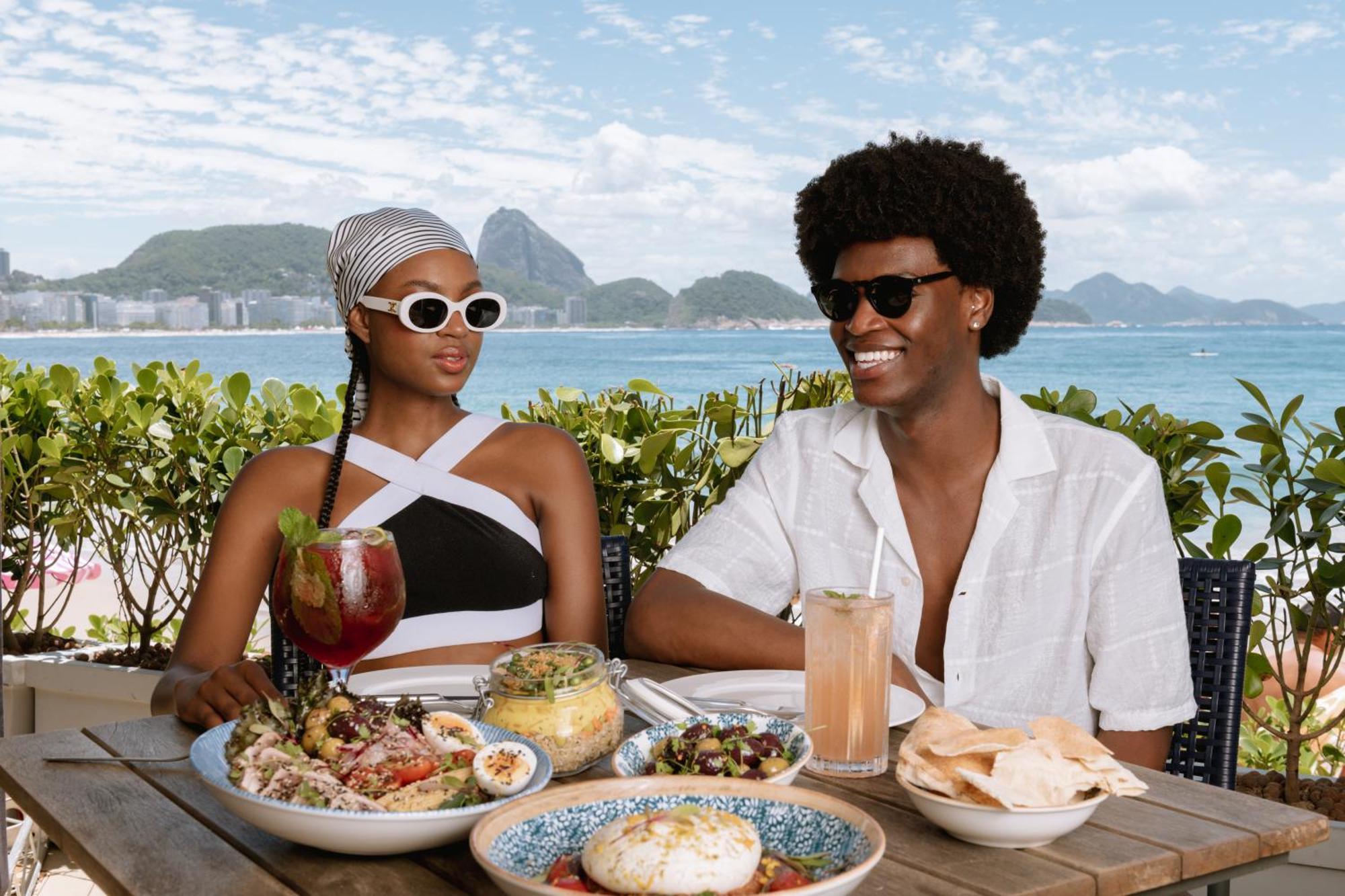 Fairmont Rio De Janeiro Copacabana المظهر الخارجي الصورة A couple eating a meal at a restaurant in Rio de Janeiro, Brazil