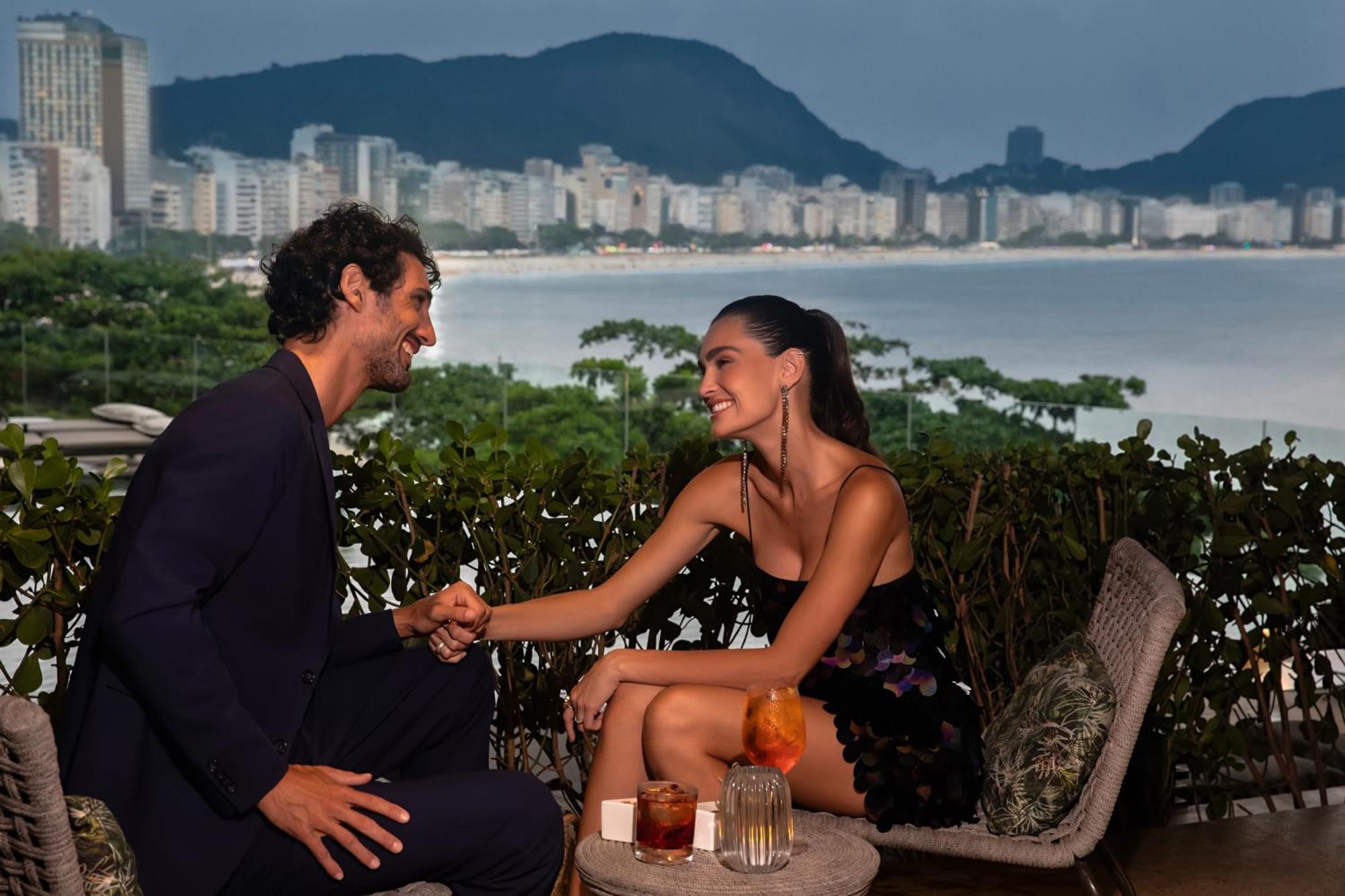 Fairmont Rio De Janeiro Copacabana المظهر الخارجي الصورة A couple in Rio de Janeiro, Brazil