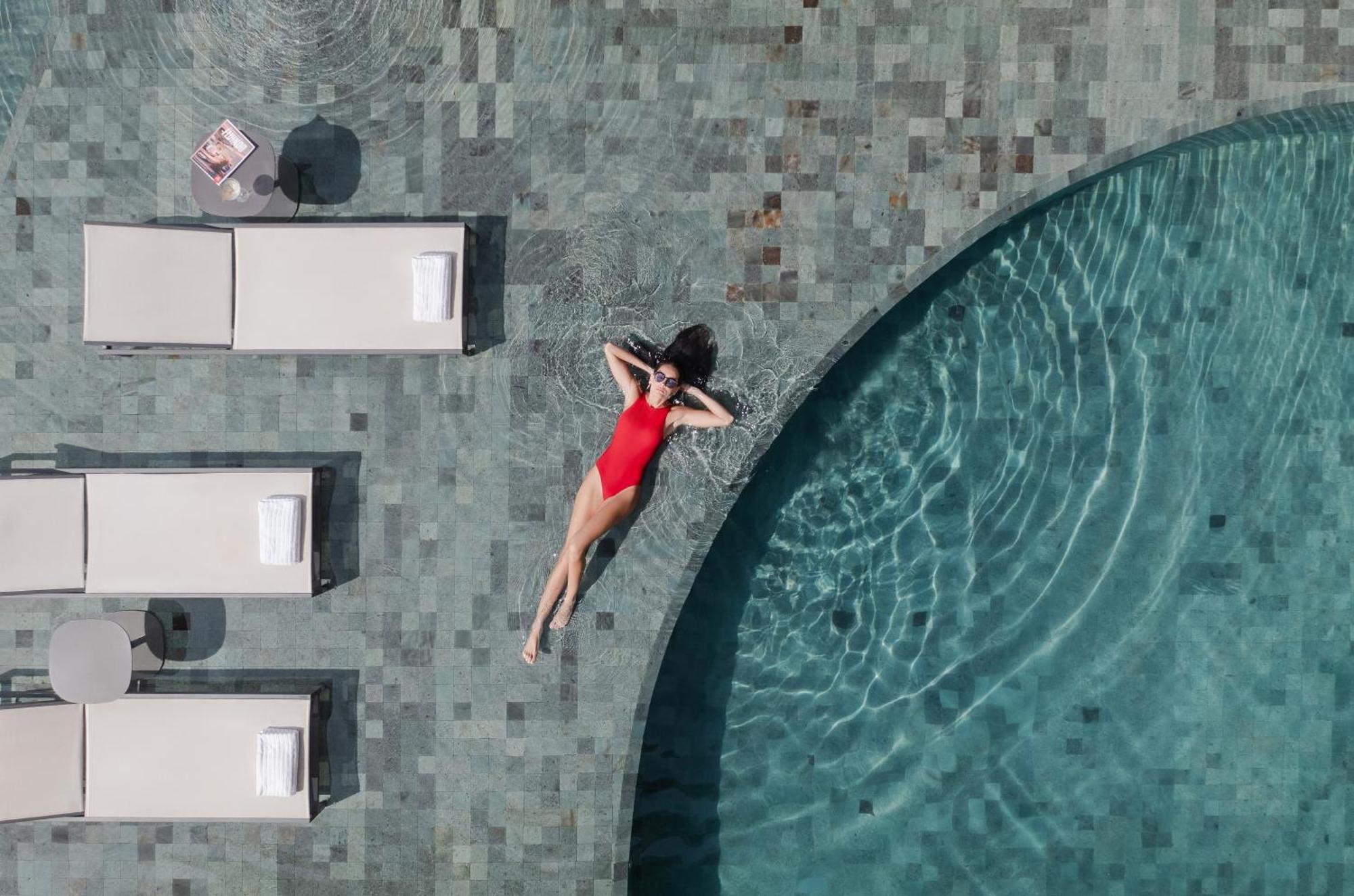 Fairmont Rio De Janeiro Copacabana المظهر الخارجي الصورة Aerial view of a woman sunbathing in a pool
