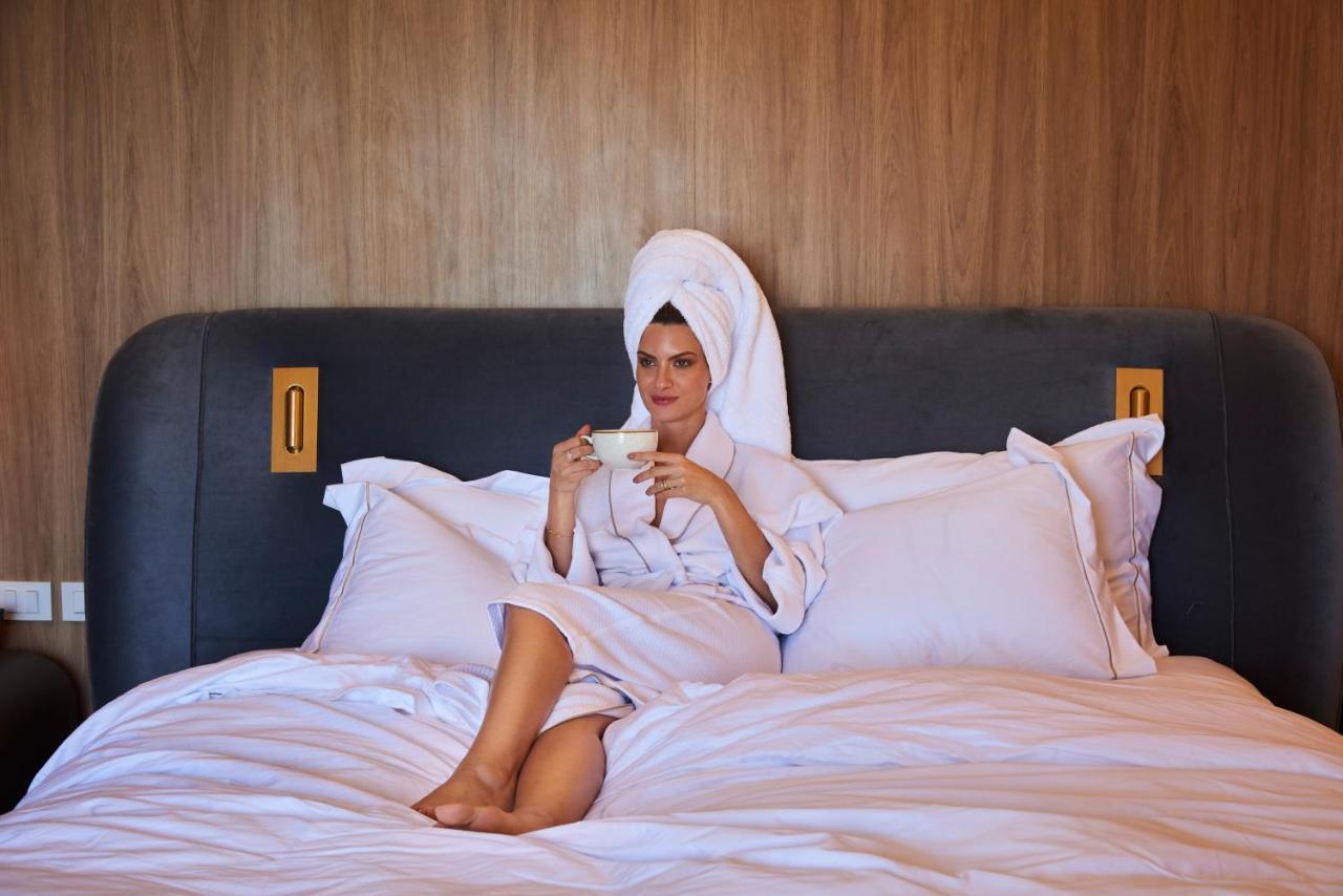 Fairmont Rio De Janeiro Copacabana المظهر الخارجي الصورة A woman wearing a bathrobe