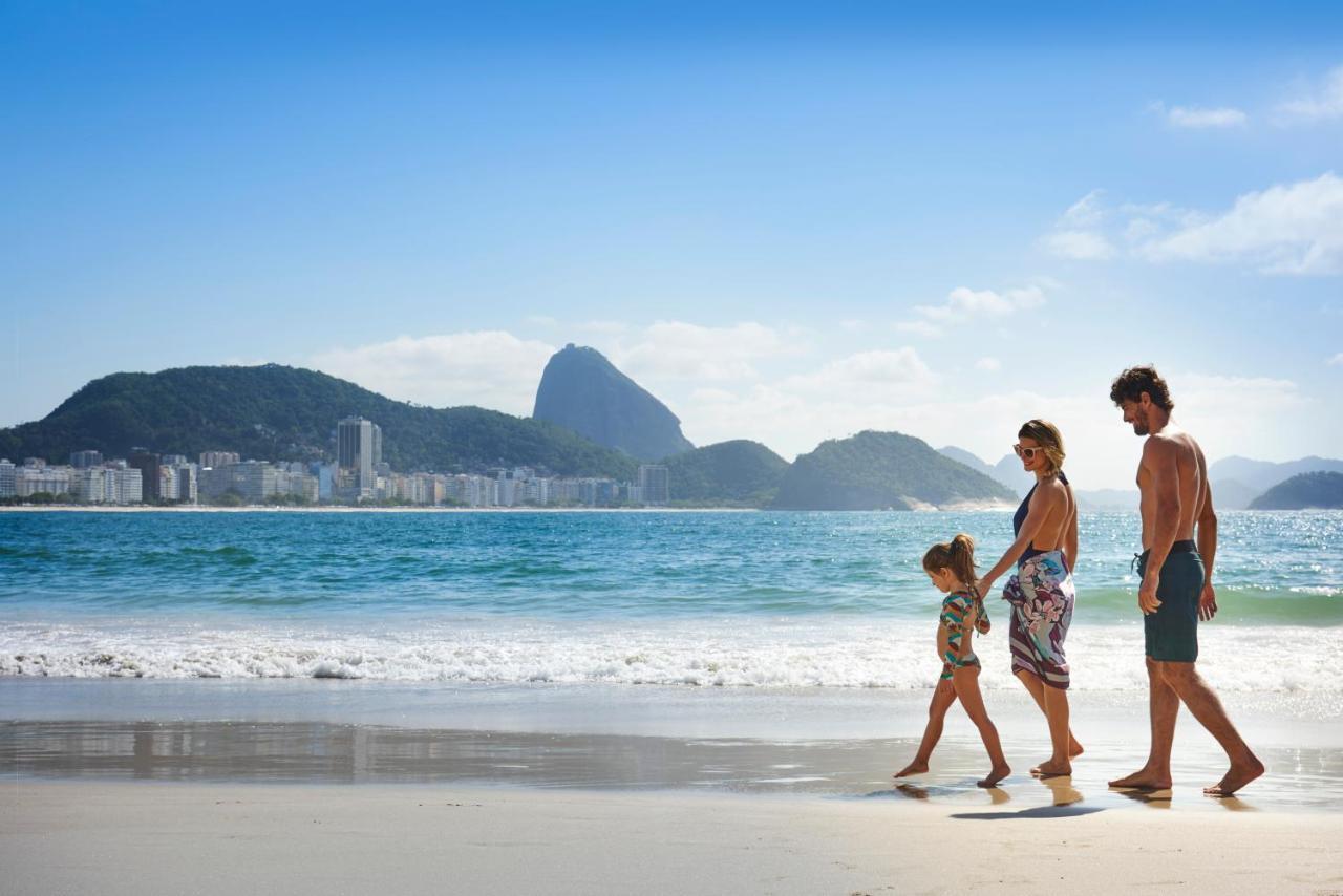 Fairmont Rio De Janeiro Copacabana المظهر الخارجي الصورة Family walking on the beach